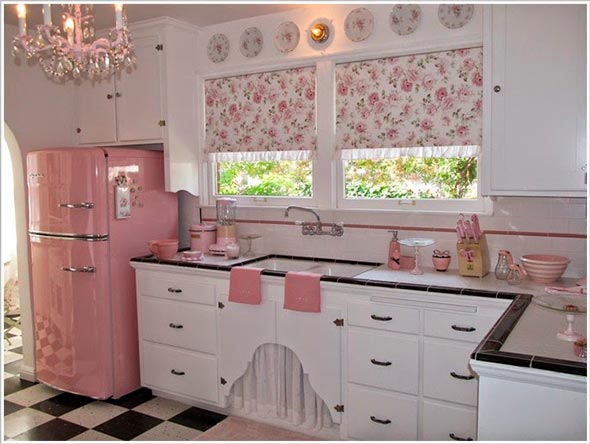 Cocina vintage de tonos rosas y  muebles de color blanco y toques negros